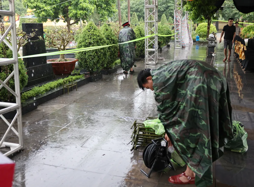 Một đơn vị của Binh chủng Thông tin liên lạc, Bộ Quốc phòng đang thực hiện nhiệm vụ, sáng 23-7. Ảnh: QUANG PHÚC