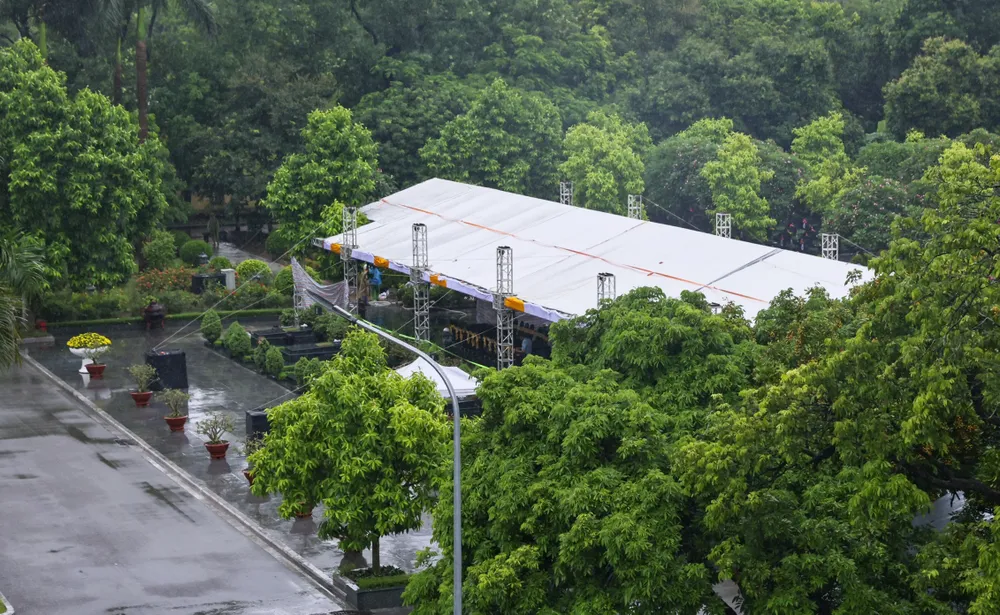 Phần mộ của Tổng Bí thư Nguyễn Phú Trọng nằm ở phía phải của Đài Tổ quốc ghi công, phía sau phần mộ của cố Tổng Bí thư Lê Duẩn, cố Tổng Bí thư Lê Khả Phiêu..., gần phần mộ của cố Giáo sư- Tiến sĩ Nguyễn Đình Tứ và phần mộ của các Anh hùng liệt sĩ. Ảnh: QUANG PHÚC