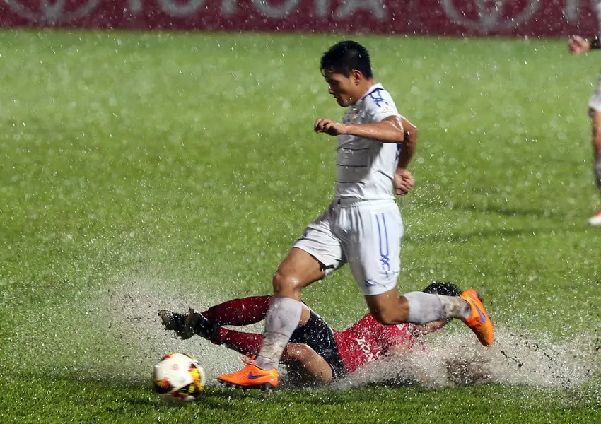 Long An (áo đỏ) vẫn chưa giải hạn dù đá trên sân nhà Ảnh: DŨNG PHƯƠNG