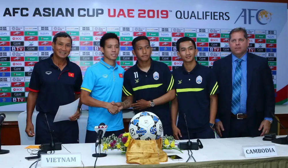 HLV và thủ quân hai đội tại cuộc họp báo. Ảnh: HỮU THÀNH