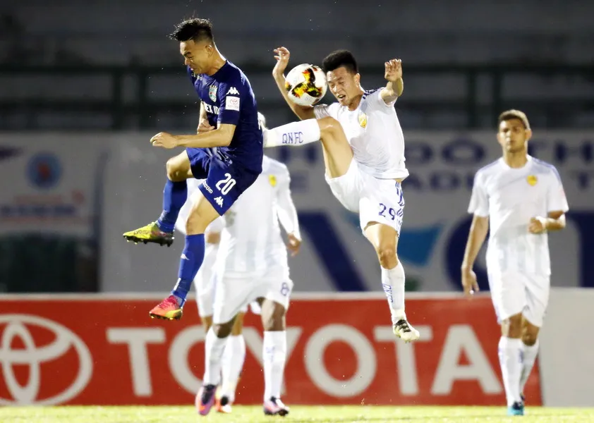 Quảng Nam (áo trắng) đang hướng đến cú đúp ở mùa này. (Ảnh: DŨNG PHƯƠNG)