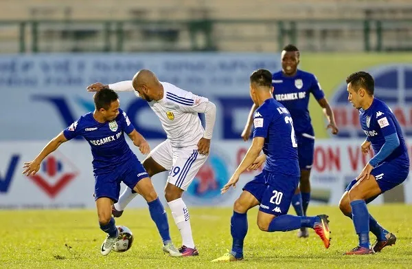 B.Bình Dương (áo xanh) đặt nhiều hy vọng ở Cúp Quốc gia . (Ảnh: DŨNG PHƯƠNG)