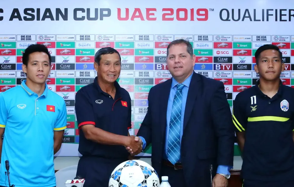 HLV Leonardo Vitorino bắt tay HLV Mai Đức Chung ở cuộc họp báo trước trận lượt đi. (Ảnh: HỮU THÀNH)