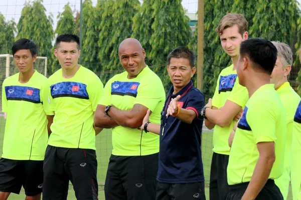 HLV Hoàng Anh Tuấn cùng các cộng sự ở đợt tập trung lần này. (Ảnh: VFF)