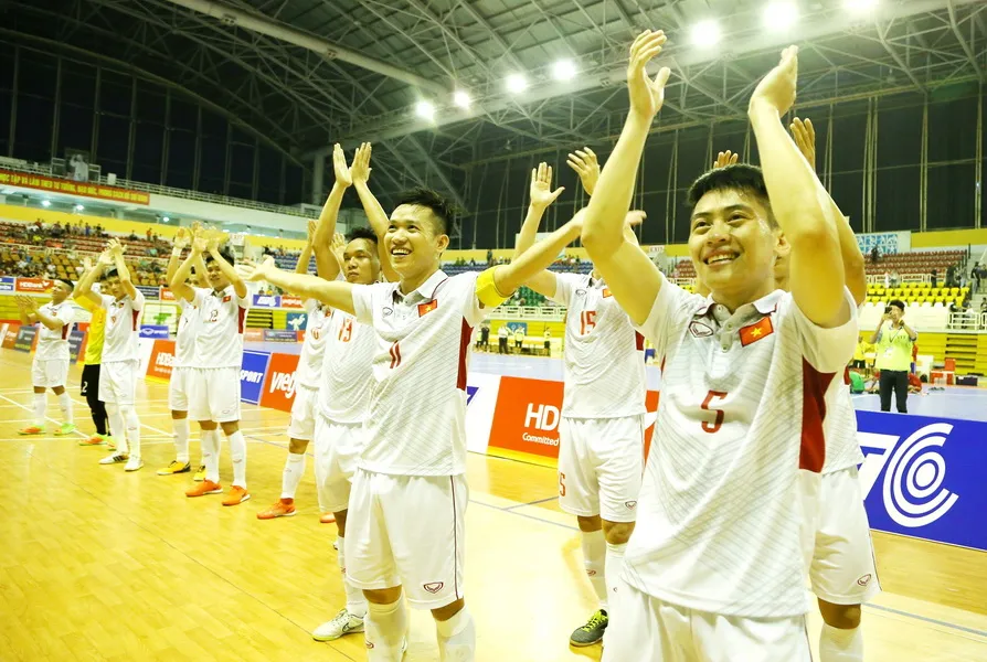 Các cầu thủ Việt Nam đến chào khán giả sau chiến thắng trước Myanmar. Ảnh: QUỐC AN