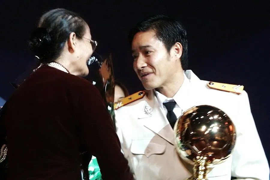 Tiền vệ Nguyễn Hồng Sơn với Quả bóng vàng 2000. Ảnh: QUỐC CƯỜNG