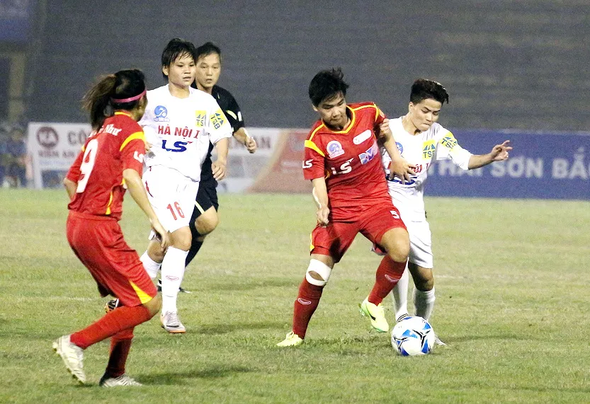 Hậu vệ đội Hà Nội I cố gắng ngăn chặn pha đi bóng của Hoài Lương (5, TPHCM). Ảnh: ANH TRẦN