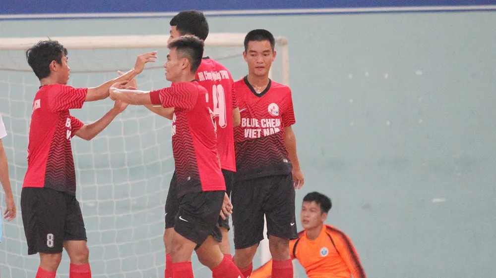 Niềm vui của đội ĐH Công Nghiệp. Ảnh: ANH TRẦN