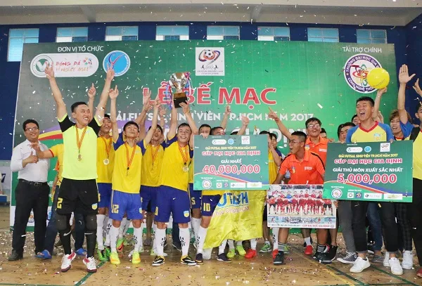 Đội ĐU Hutech trong niềm vui vô địch. Ảnh: ANH TRẦN