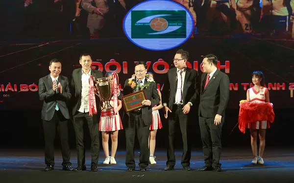 Gala trao giải mùa bóng 2017 - Đinh Thanh Trung nhận giải cầu thủ xuất sắc ảnh 1
