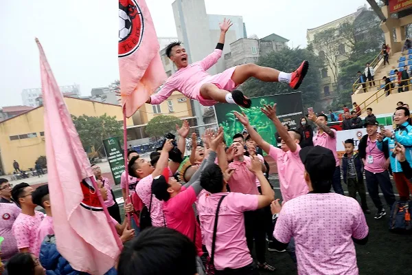 Đội Tin lớn & Anh em trong niềm vui vô địch. Ảnh: MINH HOÀNG