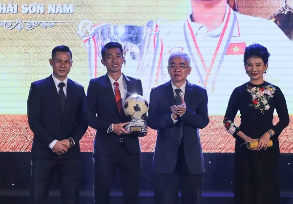 Trọng Luân nhận QBV từ chủ tịch VFF Lê Hùng Dũng. Ảnh: DŨNG PHƯƠNG