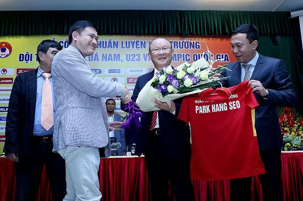 Ông Park cùng lãnh đạo VFF hôm ký hợp đồng làm việc. Ảnh: MINH HOÀNG