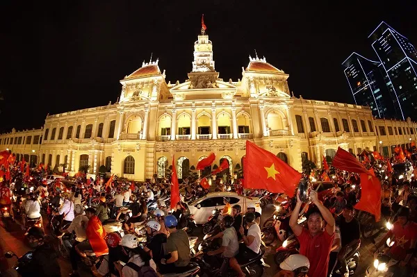 Người hâm mộ bóng đá TPHCM đã "xuống đường" mừng chiến thắng của đội U23 Việt Nam. Ảnh: HOÀNG HÙNG