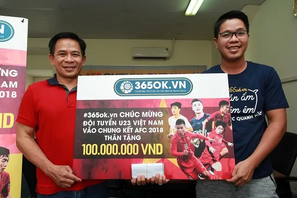 Ông Hồ Phước Hiệp (phải) trao tiền thưởng cho đại diện VFF phía Nam