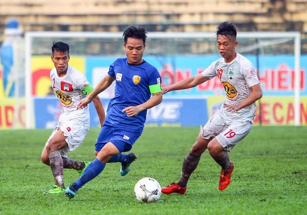 Đinh Thanh Trung đi bóng trước sự bám sát của hậu vệ đội HA.GL. Ảnh: TRẦN QUÝ