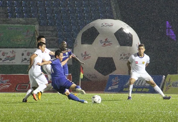 Anh Đức tung cú sút trước sự truy cản của hậu vệ Quảng Nam. Ảnh: CHÍ THANH