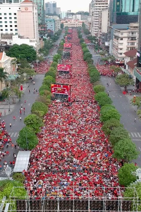 “Rừng người” hâm mộ chào đón đội tuyển U23 Việt Nam về nước ảnh 4