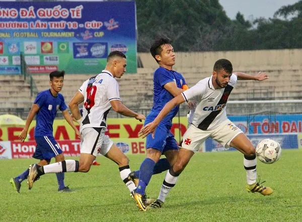 Đinh Thanh Trung (Quảng Nam) giữa vòng vây của các hậu vệ Vasco Gama. Ảnh: CHÍ THANH