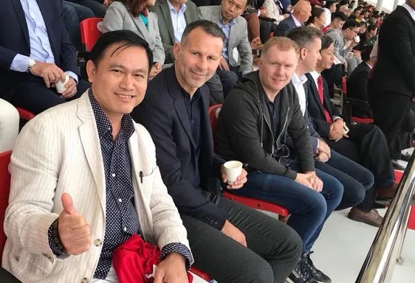 Ông Trần Anh Tú (bìa trái)