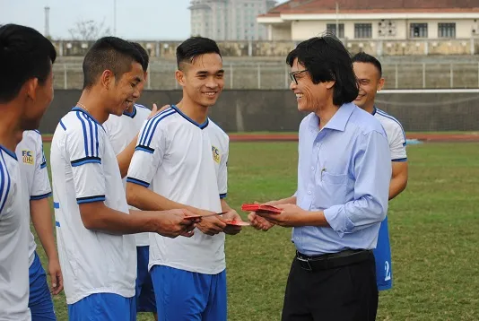 Trưởng đoàn Đoàn Phùng trao bao lì xì đầu năm cho các cầu thủ