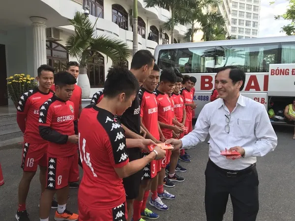 TGĐ Cty CPBĐ Bình Dương Lê Hồng Cường trao bao lì xì cho các cầu thủ trước buổi tập