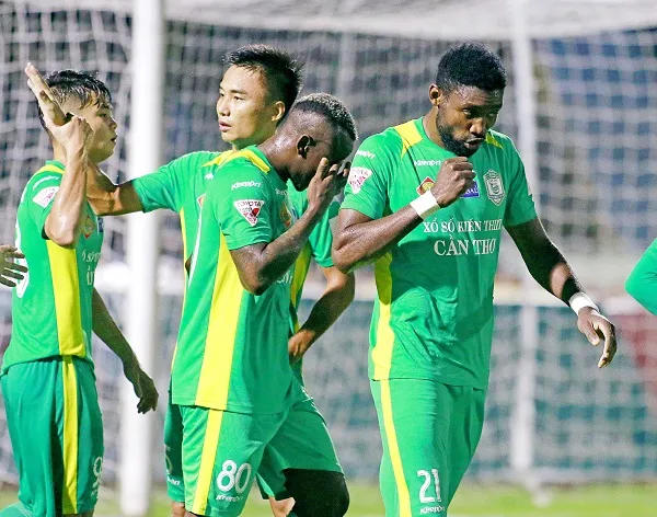 Nsi (bìa phải) về với bầu Đại ở CLB Sài Gòn. Ảnh: DƯƠNG THU