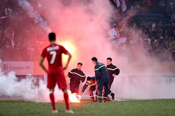 Trận Hà Nội - Hải Phòng tạm dừng vào cuối trận do CĐV Hải Phòng ném pháo sáng xuống sân. Ảnh: MINH HOÀNG