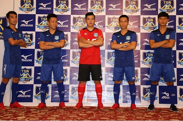 Các cầu thủ Thái Sơn Nam trong trang phục thi đấu mới. Ảnh: DƯ HẢI