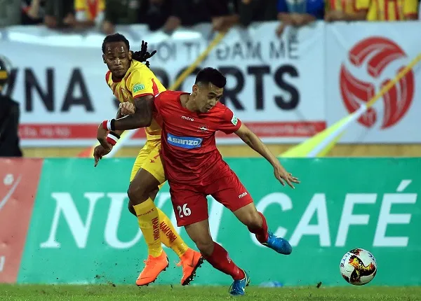 Các CLB và những nhà tổ chức đang nỗ lực nâng cao hình ảnh để đưa khán giả đến sân ngày đông hơn. Ảnh: MINH HOÀNG