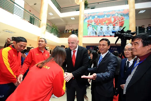 Những chiếc ghế thừa ảnh 1