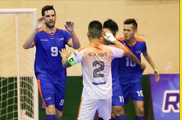 Hanoi Buffaloes tạm vươn lên dẫn đầu bảng xếp hạng 