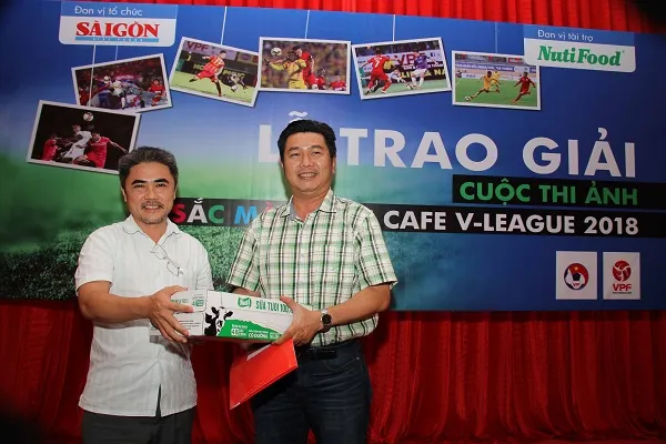 Ông Nguyễn Chiến Dũng Thư ký tòa soạn Báo SGGP (bên trái) trao giải Nhất cho tác giả Lê Quang Nhựt. Ảnh: DŨNG PHƯƠNG