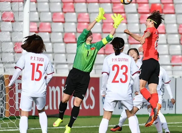 Một pha sóng gió trước khung thành thủ môn Kiều Trinh