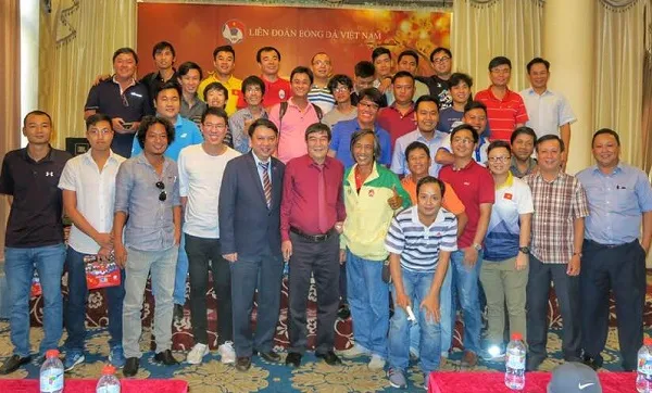 Một buổi gặp gỡ giữa lãnh đạo VFF và giới truyền thông. Ảnh: A.T