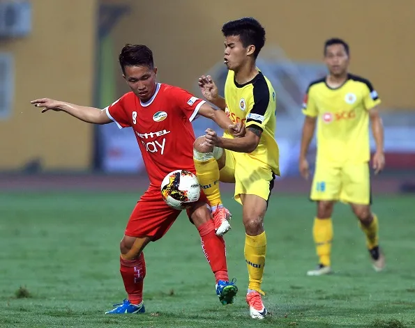 Ngôi đầu bảng của Viettel đang bị đe dọa sau khi bị Long An cầm hòa trên sân nhà. Ảnh: MINH HOÀNG