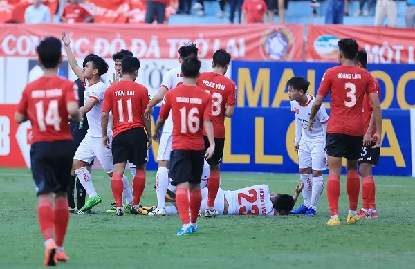 Văn Hào nằm sân sau pha vào bóng của Tấn Tài. Ảnh: MINH HOÀNG