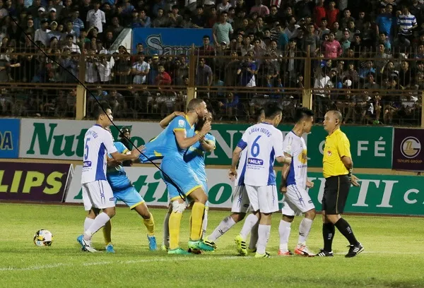 Một tình huống trọng tài bị phản ứng trong trận Khánh Hòa - HA.GL. Ảnh: NHẬT ANH