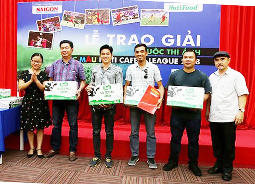 Đại diện BTC, nhà tài trợ cùng các tác giả đoạt giải cao nhất tháng 4-2018. Ảnh: DƯƠNG THỤY