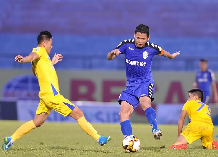 Anh Đức tiếp tục tỏa sáng trên hàng công của B.Bình Dương. Ảnh: NGUYỄN NHÂN