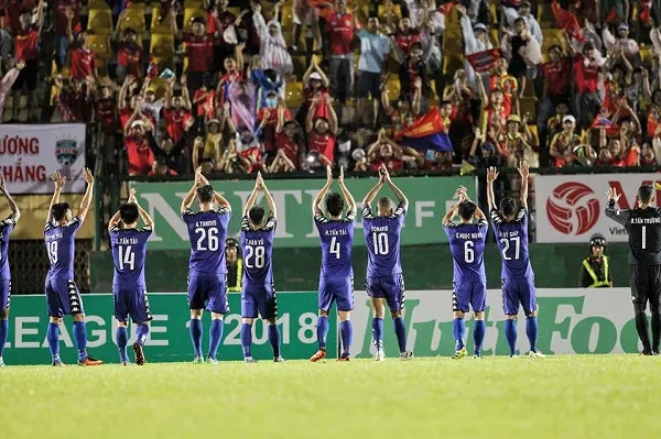 Cầu thủ đội B.Bình Dương sang chào cám ơn khán giả nhà sau trận đấu. Ảnh: ĐỨC DUY