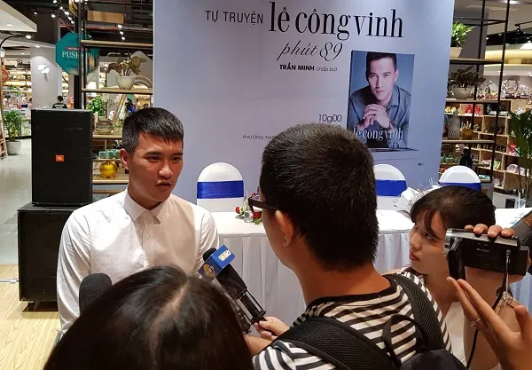Công Vinh tại buổi ra mắt tự truyện sáng 23-5