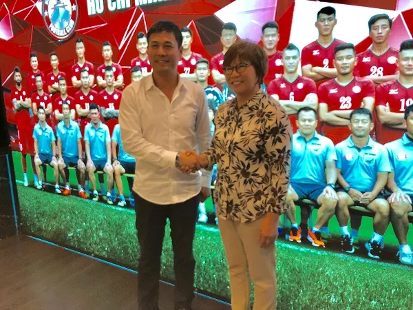 Bà Mae Mua và HLV Hữu Thắng tại trụ sở CLB TPHCM vào sáng 24-5
