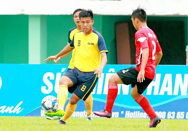 Vĩnh Long và Long An bất phân thắng bại với trận hòa 0-0. Ảnh: DƯƠNG THU