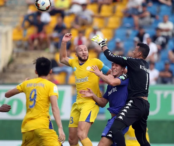 Thủ môn Tấn Trường có trận đấu đầy vất vả. Ảnh: Anh Khoa