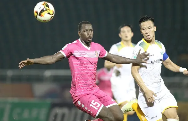 Da Sylva và Ngọc Hải, hai cầu thủ nổi bật nhất trận đấu. Ảnh: NGUYỄN NHÂN