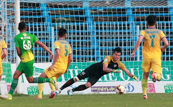 Pha sóng gió trước khung thành thủ môn Bửu Ngọc. Ảnh: DƯƠNG THU