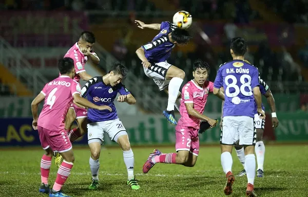 Lối chơi rối rắm, Hà Nội trả giá bằng trận thua đậm trên sân Thống Nhất. Ảnh: DŨNG PHƯƠNG