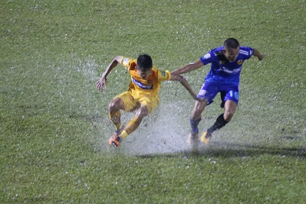 Trận Quảng Nam - Hải Phòng suýt bị hoãn bởi thời tiết ảnh 1