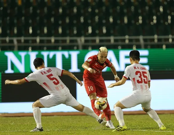 Phi Sơn là một số số ít cầu thủ TPHCM ổn định phong độ, nhưng chỉ 1 mình Phi Sơn thì không đủ. Ảnh: DŨNG PHƯƠNG